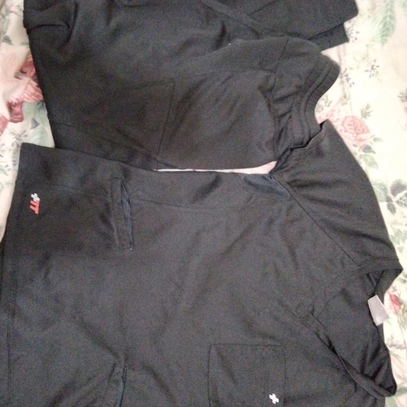 Very excellent condition scrub set worn once all items marked $10 or less 10/25 - Picture 10 of 10